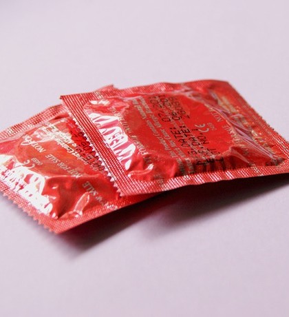 Czerwona prezerwatywa środkiem antykoncepcyjnym