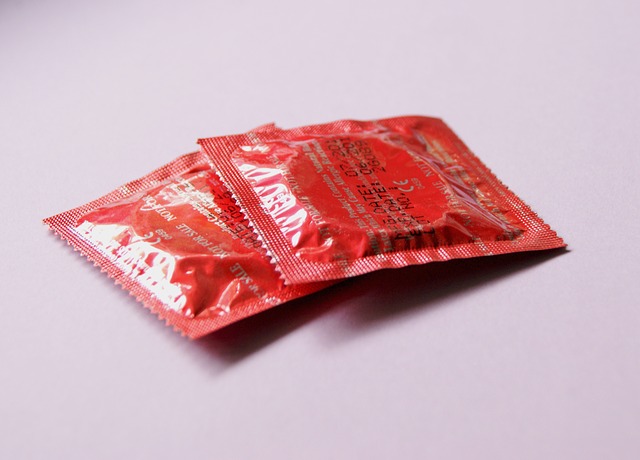 Czerwona prezerwatywa środkiem antykoncepcyjnym