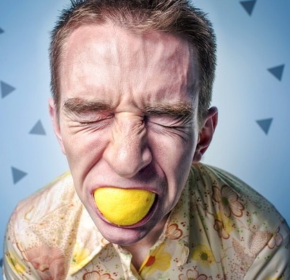 Mężczyzna jedzący cytrynę