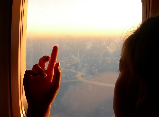 samolot dziewczynka szyba okno chmury