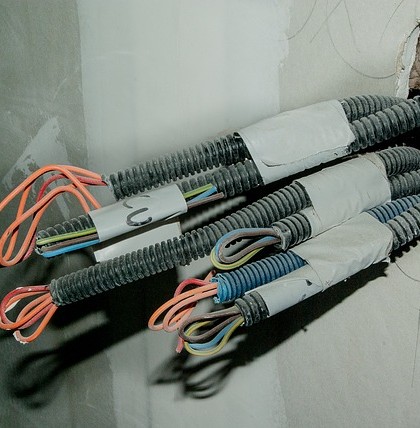Kable i przewody w ścianie