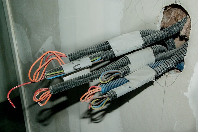 Kable i przewody w ścianie