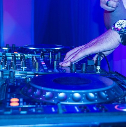 DJ na imprezie dla trzydziestolatków