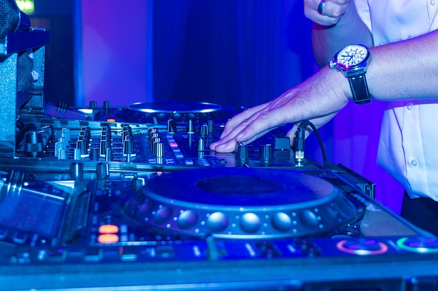 DJ na imprezie dla trzydziestolatków