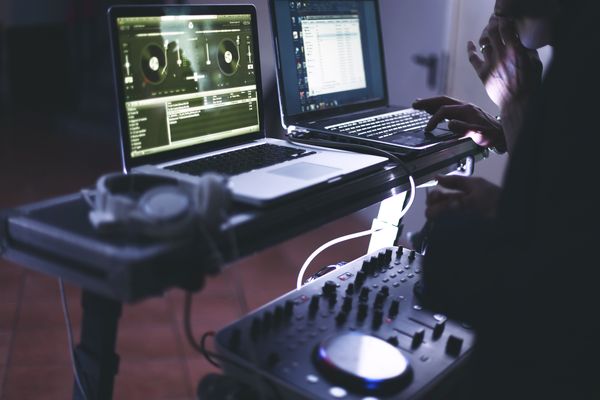 DJ na imprezie w klubie