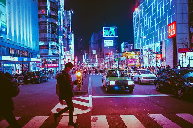 japońskie miasto nocą