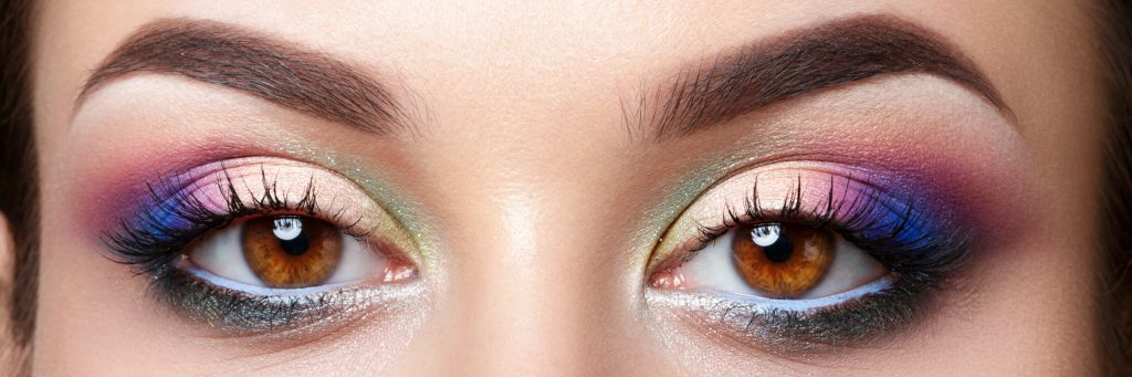 Kolorowy makijaż oka? Dowiedz się jak go wykonać