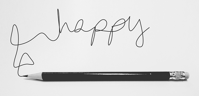 Napis happy i ołówek