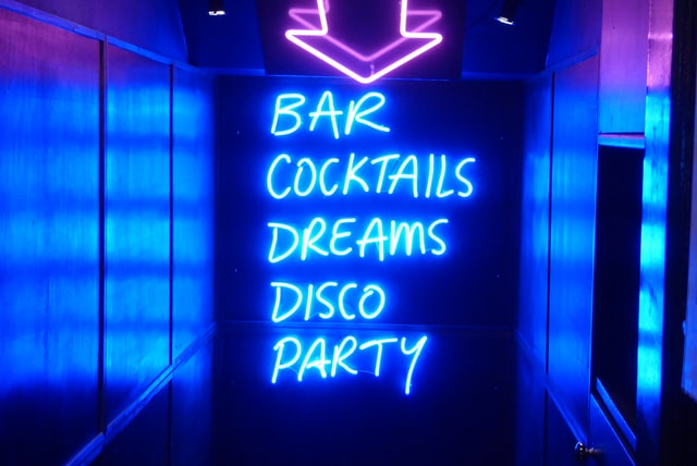 Neonowy napis w klubie