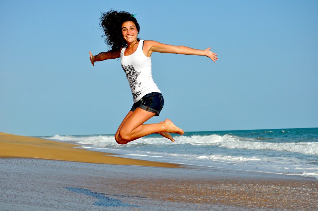 dziewczyna skacze na plaży