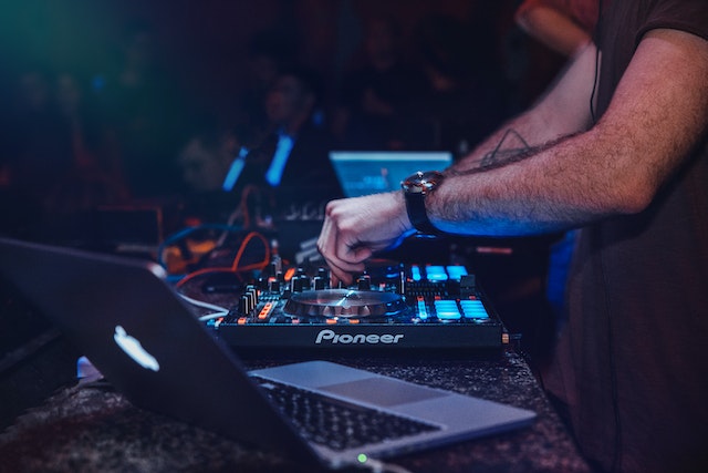DJ tworzący muzykę w klubie