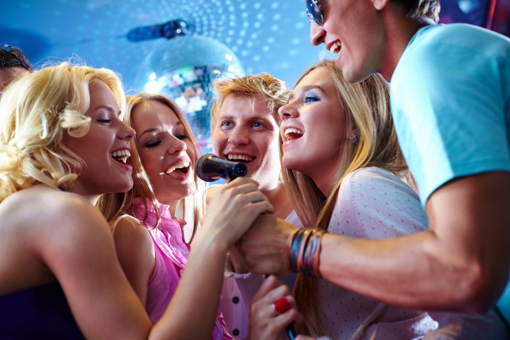 dyskoteka w stylu lat 80 z karaoke