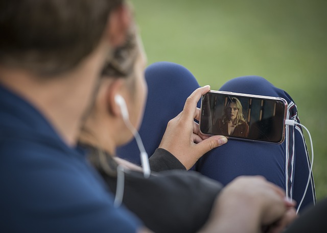Para ogląda film w słuchawkach na telefonie
