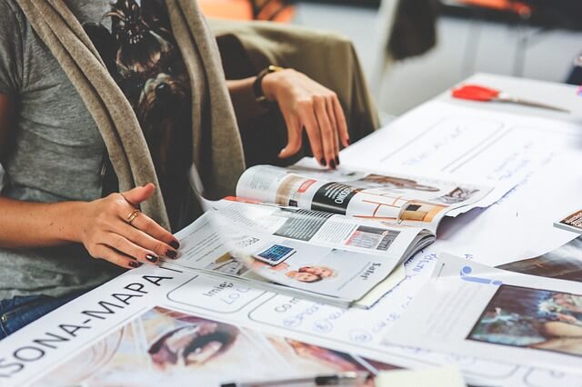Kobieta przegląda artykuły w magazynie