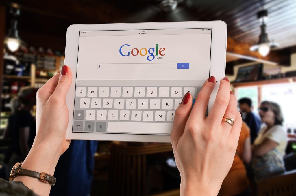 Kobieta wyszukuje frazy w wyszukiwarce internetowej na tablecie