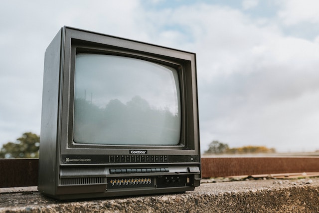 stary telewizor na dworze