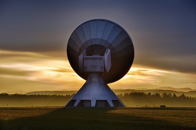 bardzo duża antena nadająca sygnał radiowy
