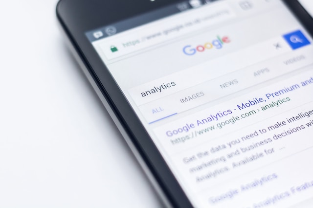 smartfon z otwartą przeglądarką google