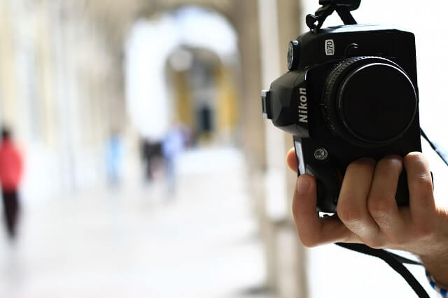 Aparat fotograficzny w ręce
